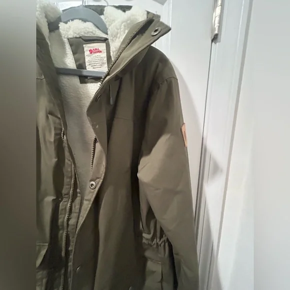 Fjallraven Women’s Greenland insulated hooded parka, Medium, Green - Picture 13 of 16